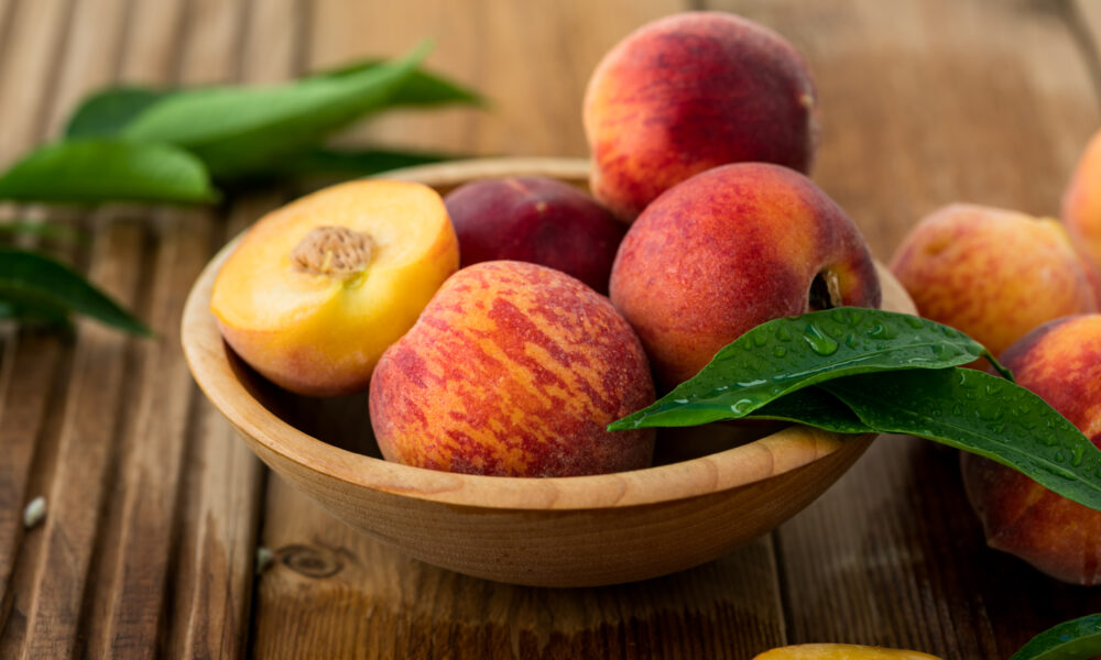 California Peach with leaves | https://fruitsauction.com/