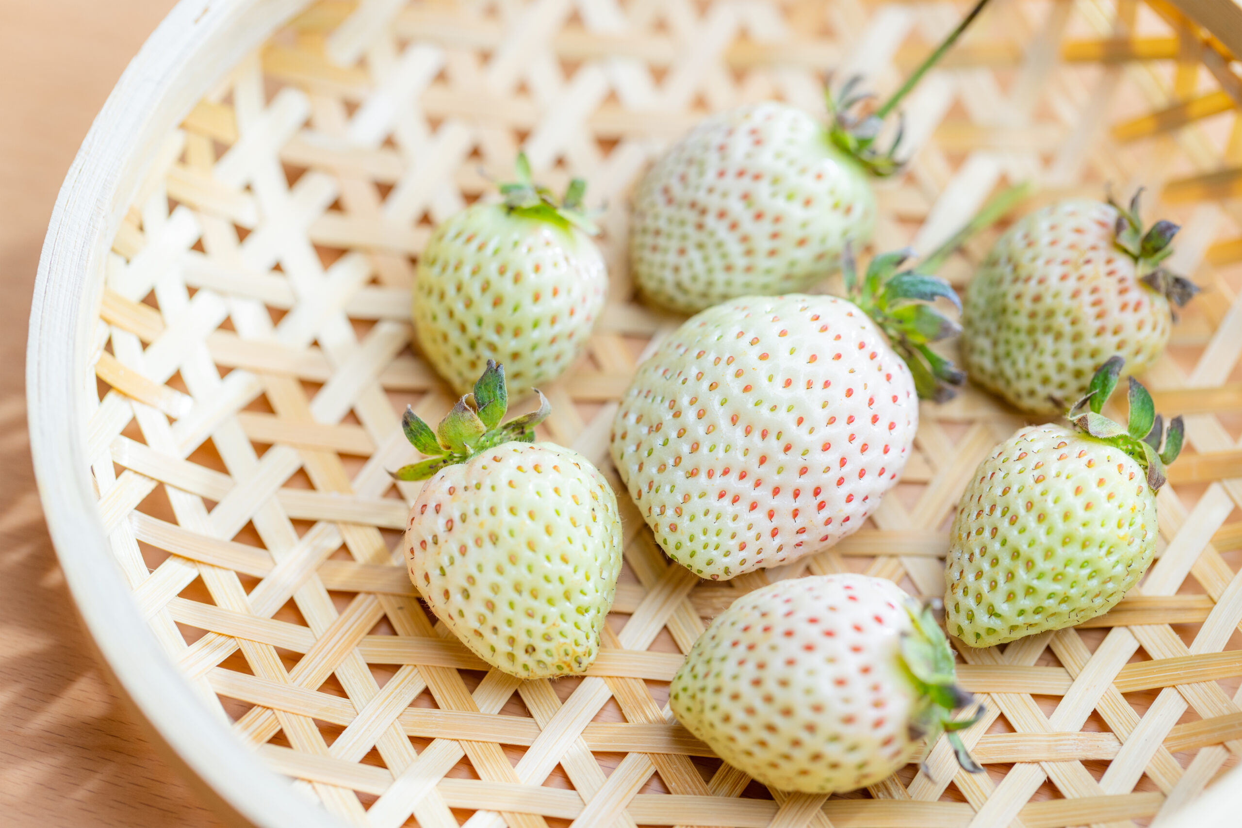 white strawberries on a basket | https://fruitsauction.com/