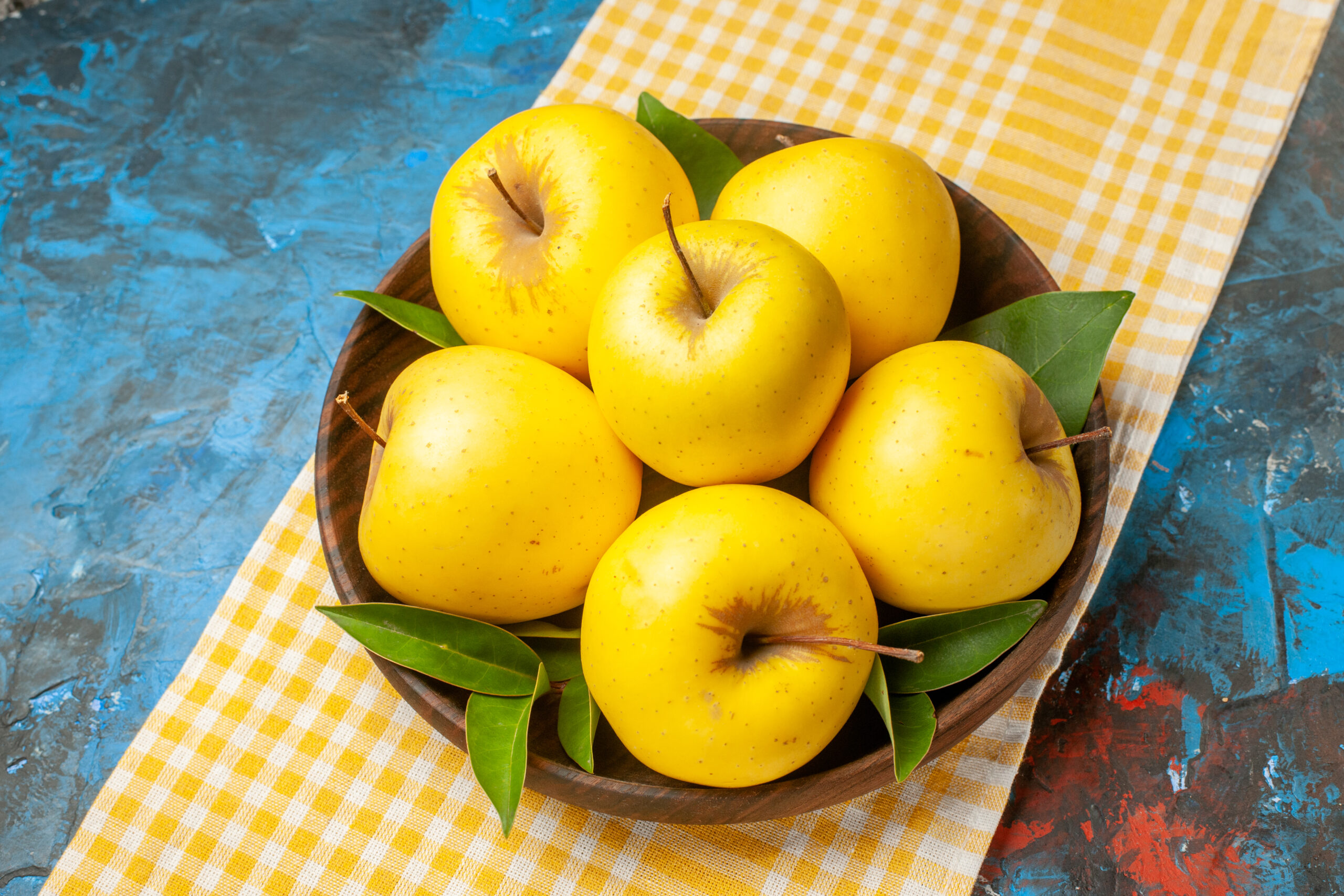 Golden apples | https://fruitsauction.com/