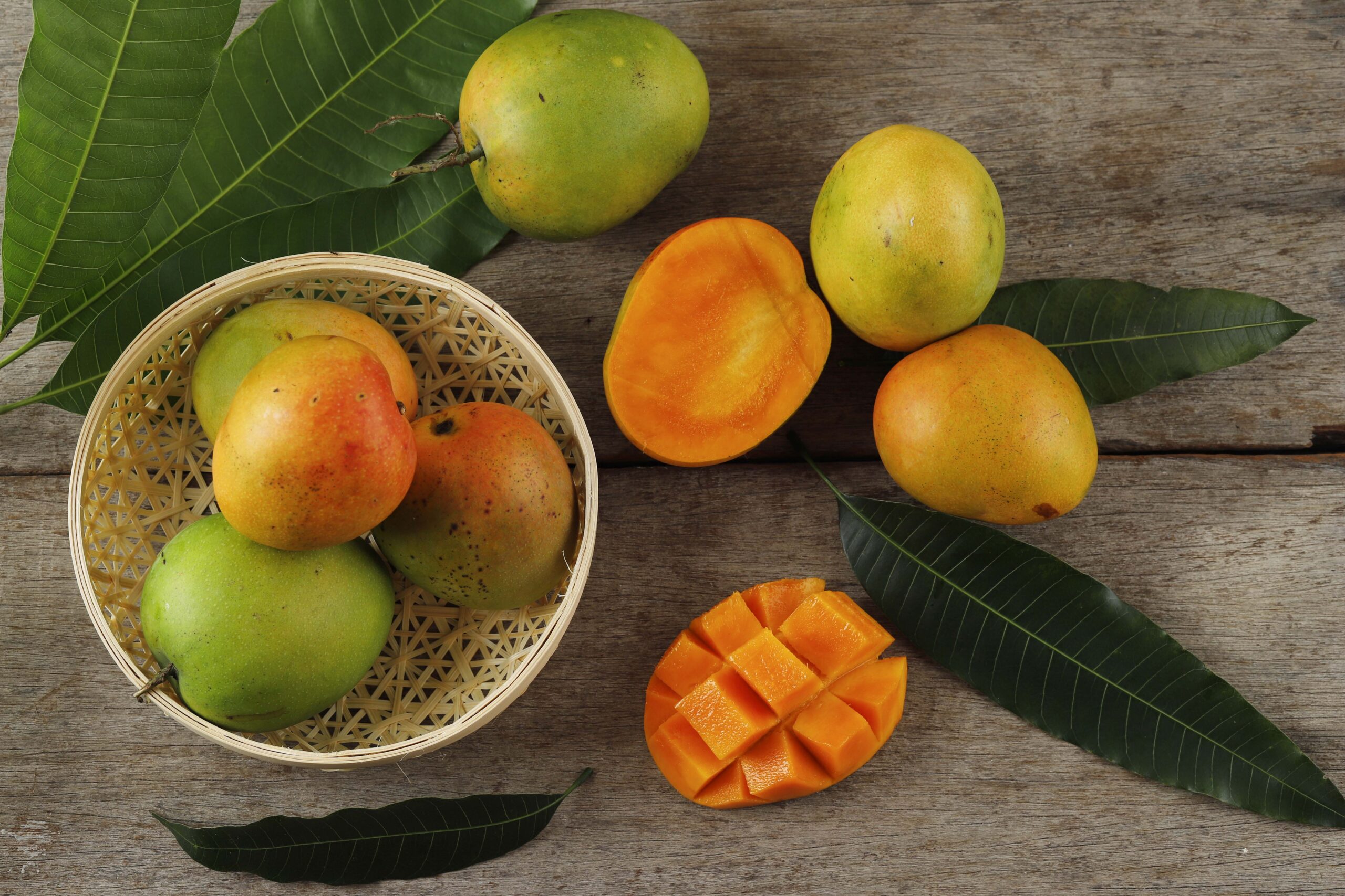Spanish mango | https://fruitsauction.com/